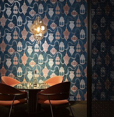 Крупнораппортный дизайн с восточными фонариками, выполненный с нансением чернил с блестками и металл Khroma Zoom - 1