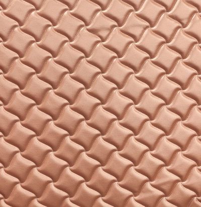 Стеганые обои розовато-карамельные дизайн клевер 10-003-016-27 