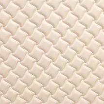 Фото: Стеганые обои бежево-перламутровые дизайн клевер 10-003-024-27- Ампир Декор