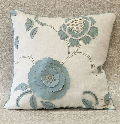 подушка декоративная из льна с вышивкой Floral Portrait Zimmer+Rohde